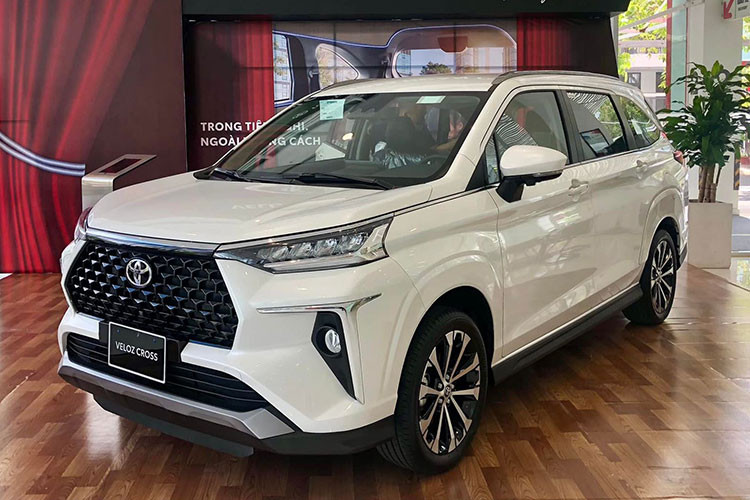 Với doanh số 1.621 xe bán ra trong tháng 11, Toyota Veloz Cross có doanh số tăng 25 xe so với tháng trước (1.596 xe). Cộng dồn doanh số từ đầu năm đến nay đã có 12.876 xe Veloz Cross được bán ra thị trường. Xe được nhập khẩu nguyên chiếc từ Indonesia với 2 phiên bản là CVT và TOP, đều sử dụng động cơ 1.5L kết hợp với hộp số tự động CVT. 