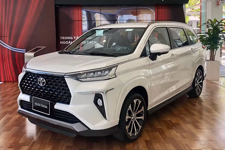 Với doanh số 1.621 xe bán ra trong tháng 11, Toyota Veloz Cross có doanh số tăng 25 xe so với tháng trước (1.596 xe). Cộng dồn doanh số từ đầu năm đến nay đã có 12.876 xe Veloz Cross được bán ra thị trường. Xe được nhập khẩu nguyên chiếc từ Indonesia với 2 phiên bản là CVT và TOP, đều sử dụng động cơ 1.5L kết hợp với hộp số tự động CVT. 