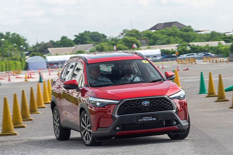 Với doanh số 2.481 xe bán ra, Toyota Corolla Cross trở thành mẫu xe ôtô bán chạy nhất Việt Nam tháng 11/2022. Đây là một trong những mẫu xe Hybrid thành công nhất tại thị trường Việt Nam khi liên tục nằm trong danh sách bán chạy. Hiện tại, mẫu xe Toyota Corolla Cross đang được phân phối 3 phiên bản theo hình thức nhập khẩu nguyên chiếc từ Thái Lan.
