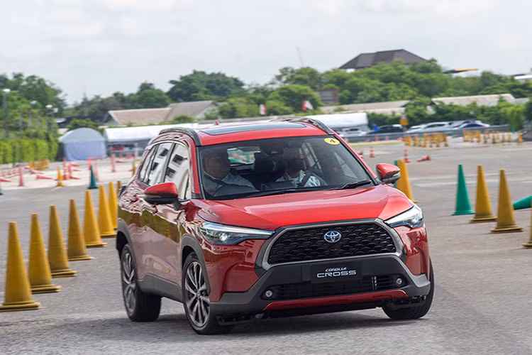 Với doanh số 2.481 xe bán ra, Toyota Corolla Cross trở thành mẫu xe ôtô bán chạy nhất Việt Nam tháng 11/2022. Đây là một trong những mẫu xe Hybrid thành công nhất tại thị trường Việt Nam khi liên tục nằm trong danh sách bán chạy. Hiện tại, mẫu xe Toyota Corolla Cross đang được phân phối 3 phiên bản theo hình thức nhập khẩu nguyên chiếc từ Thái Lan.