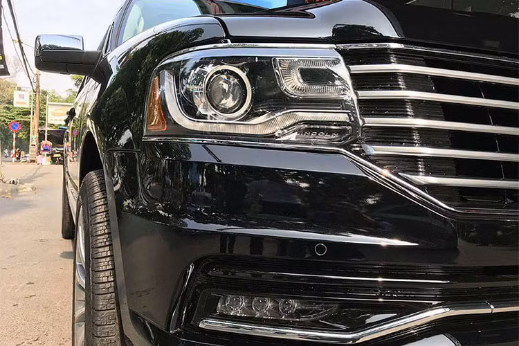 Thiết kế của mẫu SUV hạng sang cỡ lớn Navigator này được xem là kém hiện đại hơn so với các đối thủ cùng phân khúc như Cadillac Escalade hay Lexus LX570. Lincoln Navigator gây ấn tượng bởi lưới tản nhiệt chia đôi cỡ lớn. Ở giữa hai lưới tản nhiệt là logo quen thuộc của hãng Lincoln.