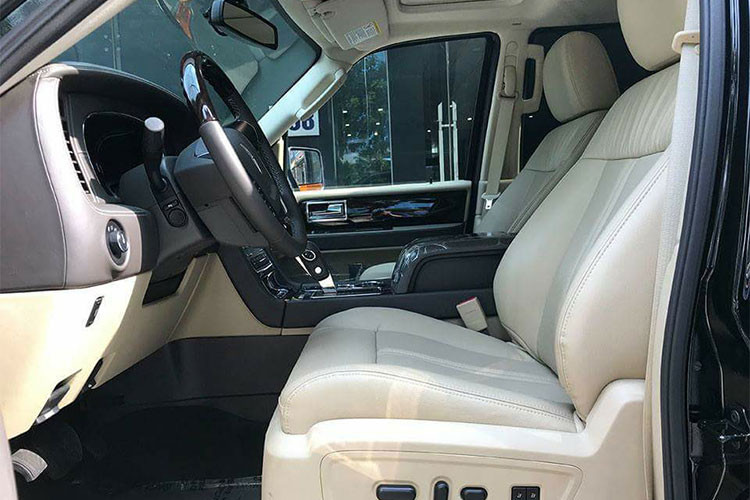 Mẫu xe này cũng được trang bị hệ thống thông tin giải trí SYNC, kết nối Bluetooth và tính năng thực hiện cuộc gọi cũng như chọn nhạc bằng giọng nói hoặc nút bấm trên vô lăng. Ngoài ra, xe còn có thể đọc tin nhắn thoại bằng tiếng để người lái tập trung vào đường phía trước.