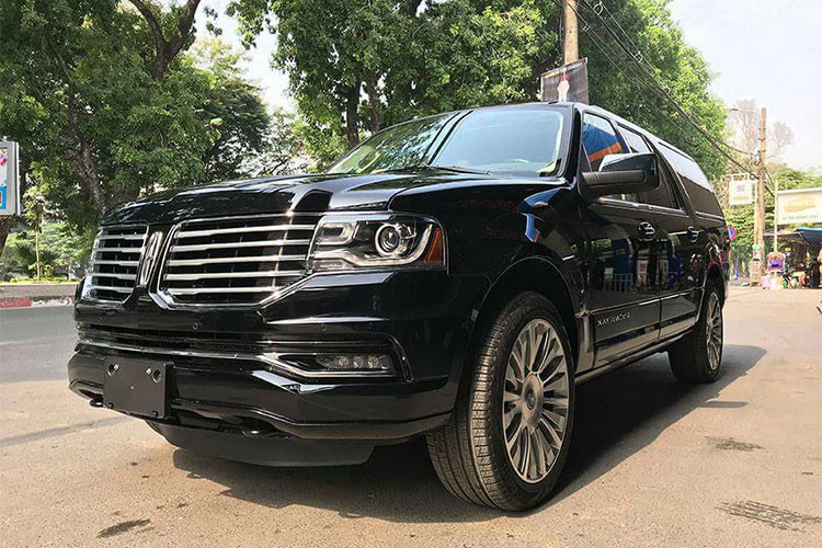 Mẫu xe sang Lincoln Navigator L này được đưa về Việt Nam từ giữa năm 2016, thời điểm thuế tiêu thụ đặc biệt chuẩn bị tăng mạnh đối với các dòng xe sử dụng động cơ có dung tích xy-lanh lớn. Xe được xếp "chung mâm" với Cadillac Escalade, Lexus LX570, Infiniti QX80, Mercedes GLS,...