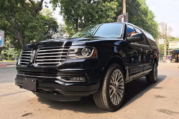 Mẫu xe sang Lincoln Navigator L này được đưa về Việt Nam từ giữa năm 2016, thời điểm thuế tiêu thụ đặc biệt chuẩn bị tăng mạnh đối với các dòng xe sử dụng động cơ có dung tích xy-lanh lớn. Xe được xếp "chung mâm" với Cadillac Escalade, Lexus LX570, Infiniti QX80, Mercedes GLS,...