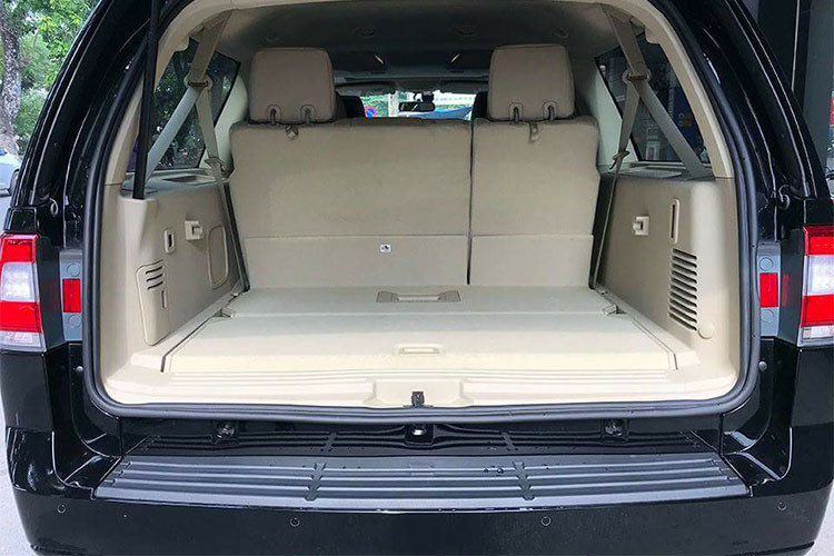 Lincoln Navigator 2016 được trang bị khối động cơ EcoBoost V6, dung tích 3,5 lít, sản sinh công suất tối đa 380 mã lực tại vòng tua máy 5.250 vòng/phút và mô-men xoắn cực đại 460 lb-ft tại vòng tua máy 2.750 vòng/phút. Sức mạnh được truyền tới bánh thông qua hộp số tự động 6 cấp.