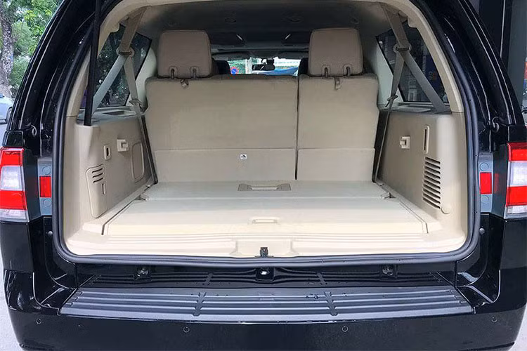 Lincoln Navigator 2016 được trang bị khối động cơ EcoBoost V6, dung tích 3,5 lít, sản sinh công suất tối đa 380 mã lực tại vòng tua máy 5.250 vòng/phút và mô-men xoắn cực đại 460 lb-ft tại vòng tua máy 2.750 vòng/phút. Sức mạnh được truyền tới bánh thông qua hộp số tự động 6 cấp.