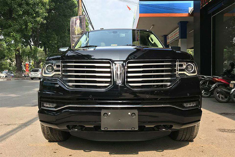 Chiếc SUV hạng sang Navigator bản L trong bài viết này được đưa về nước từ giữa năm 2016, mặc dù xe mới chỉ lăn bánh hơn 1.000km và chưa từng đăng kí tại Việt Nam nhưng cũng chỉ được chào bán với giá hơn 5,8 tỷ đồng. Mức giá này thấp hơn giá của Lexus LX570 chính hãng 2 tỷ đồng trong khi thấp hơn bản nhập Mỹ gần 3 tỷ đồng.