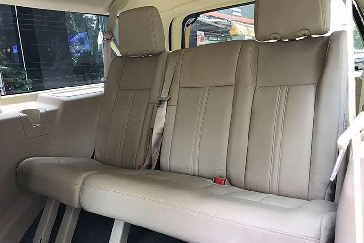 Ghế ngồi ở hàng thứ 3 được đặt cao và hơi ngửa ra sau. Do có kích thước lớn nên khoảng duỗi chân của hàng ghế thứ 3 rộng rãi hơn nhiều so với các đối thủ cùng phân khúc trên thị trường hiện nay. Hành khách hàng ghế thứ 2 được trang bị màn hình giải trí gắn tại tựa lưng hàng ghế đầu.