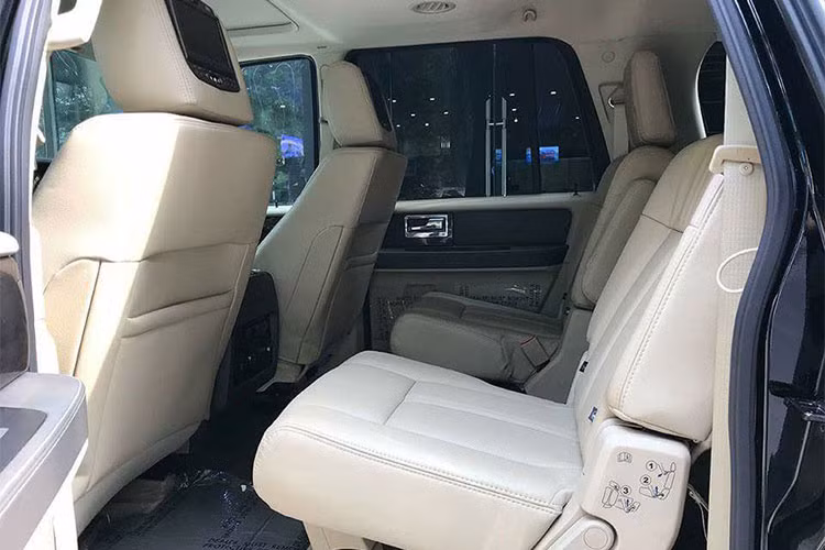 Khoang cabin được thiết kế đối xứng. Trung tâm là màn hình giải trí đi kèm nhiều nút bấm điều chỉnh. Nút khởi động thông minh. Vô-lăng 4 chấu, bọc da ốp gỗ tích hợp nhiều phím chức năng hỗ trợ người lái. Màn hình hiển thị phía sau có thiết kế khá bắt mắt. Ghế ngồi có khả năng chỉnh điện đa hướng.