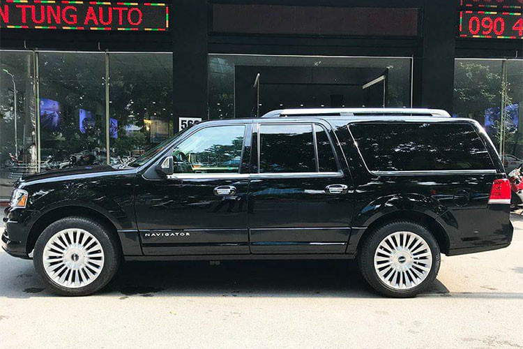 Lincoln Navigator trong bài thuộc bản L nên sở hữu chiều dài tổng thể 5.646 mm, chiều dài cơ sở 3.327 mm, chiều cao 1.981 mm và chiều rộng 2.001 mm, tương đương với kích thước Cadillac Escalade ESV. Ngoài ra, xe còn có trọng lượng 2.750 kg và bình xăng có dung tích 127 lít.