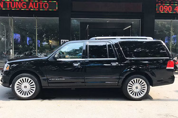 Lincoln Navigator trong bài thuộc bản L nên sở hữu chiều dài tổng thể 5.646 mm, chiều dài cơ sở 3.327 mm, chiều cao 1.981 mm và chiều rộng 2.001 mm, tương đương với kích thước Cadillac Escalade ESV. Ngoài ra, xe còn có trọng lượng 2.750 kg và bình xăng có dung tích 127 lít.