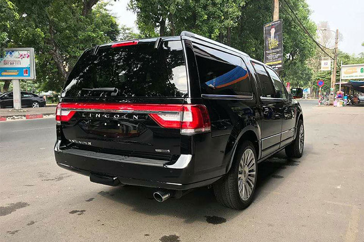 Phía sau xe là phần đuôi đồ sộ và vuông vức. Nối giữa hai đèn hậu là một dải đèn và thanh mạ chrome khiến đuôi xe trông càng rộng hơn. Mâm xe kích thước 22 inch đa chấu, bậc lên xuống đóng mở điện hiện đại.