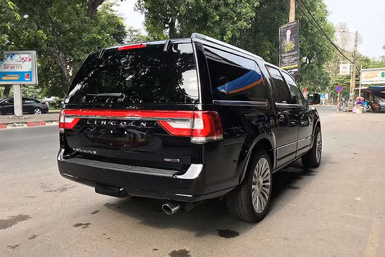 Phía sau xe là phần đuôi đồ sộ và vuông vức. Nối giữa hai đèn hậu là một dải đèn và thanh mạ chrome khiến đuôi xe trông càng rộng hơn. Mâm xe kích thước 22 inch đa chấu, bậc lên xuống đóng mở điện hiện đại.