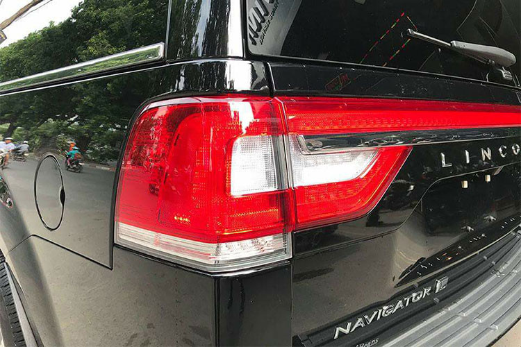 Ở trên cánh cửa gần hốc bánh trước là dấu hiệu nhận biết tên xe, với cụm từ Navigator được đính trên đó, gương được tích hợp đèn báo rẽ mặt trước. Ngoài ra, Lincoln Navigator 2015 còn gây được ấn tượng với người dùng bởi bộ vành đa chấu 20 inch tiêu chuẩn đi kèm lốp 285/45.