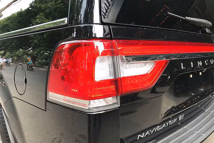 Ở trên cánh cửa gần hốc bánh trước là dấu hiệu nhận biết tên xe, với cụm từ Navigator được đính trên đó, gương được tích hợp đèn báo rẽ mặt trước. Ngoài ra, Lincoln Navigator 2015 còn gây được ấn tượng với người dùng bởi bộ vành đa chấu 20 inch tiêu chuẩn đi kèm lốp 285/45.