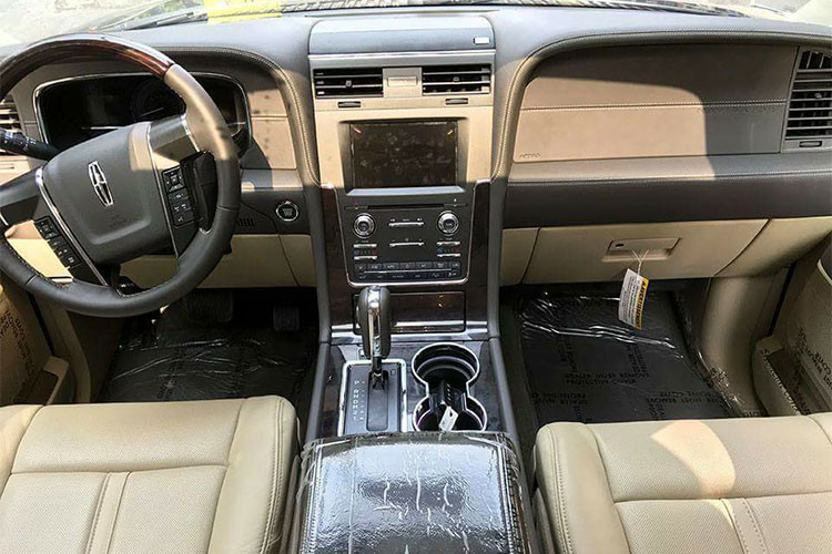 Bên trong Lincoln Navigator L 2016 là không gian nội thất rộng rãi với 3 hàng ghế, đủ chỗ cho 8 người ngồi. Hàng ghế thứ 2 thiết kế kiểu thương gia với lối đi ở giữa. Ghế ngồi ở hàng thứ 3 được đặt cao và hơi ngửa ra sau.