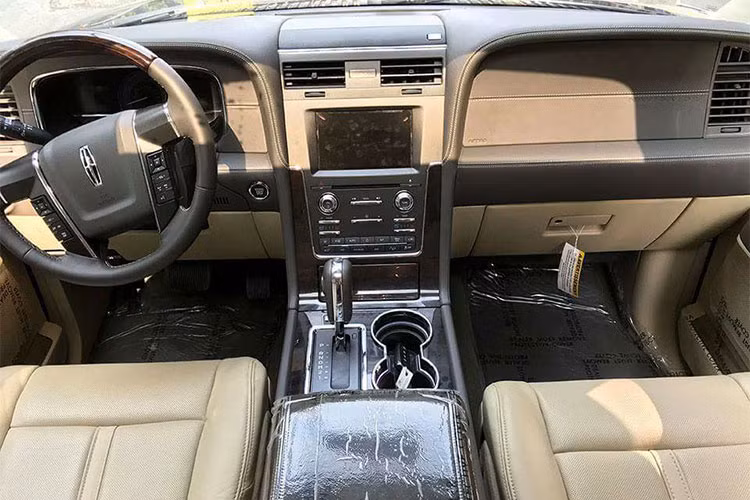 Bên trong Lincoln Navigator L 2016 là không gian nội thất rộng rãi với 3 hàng ghế, đủ chỗ cho 8 người ngồi. Hàng ghế thứ 2 thiết kế kiểu thương gia với lối đi ở giữa. Ghế ngồi ở hàng thứ 3 được đặt cao và hơi ngửa ra sau.