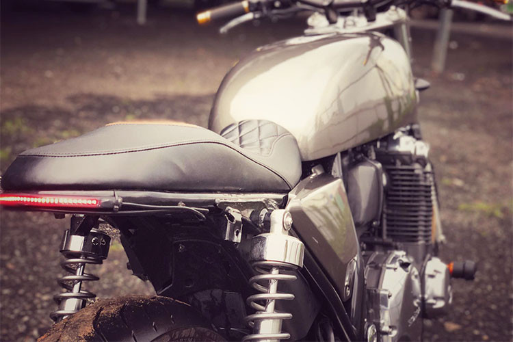 Bản độ Honda CB1100 này mang tông màu xám, kết hợp cùng những chi tiết sáng bóng ánh kim loại nguyên bản được làm mới cho chiếc xe một phong cách riêng. Các chi tiết như phuộc trước, sau cùng mâm, phanh đĩa có ABS... vẫn giữ nguyên bản của nhà sản xuất Honda.