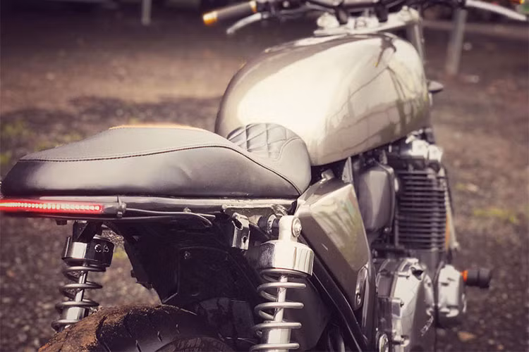 Bản độ Honda CB1100 này mang tông màu xám, kết hợp cùng những chi tiết sáng bóng ánh kim loại nguyên bản được làm mới cho chiếc xe một phong cách riêng. Các chi tiết như phuộc trước, sau cùng mâm, phanh đĩa có ABS... vẫn giữ nguyên bản của nhà sản xuất Honda.