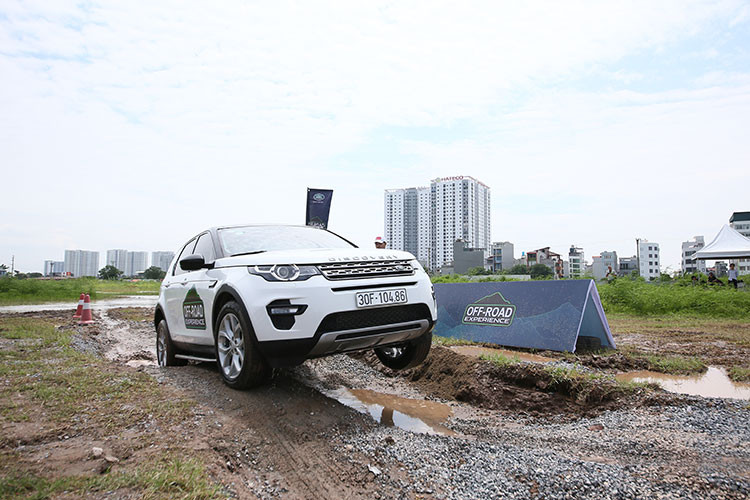 Bài chạy Dynamic bao gồm các bài cho khách hàng khám phá tính năng linh hoạt của Land Rover khi thực hiện đánh lái tiến và lùi vuông góc, bài chạy dùng gương đánh bóng và khám phá mang cảm hứng đi xuyên qua khu rừng rậm rạp trước khi kết thúc nội dung bài tập Dynamic.