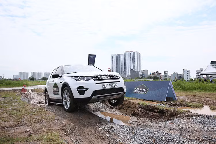 Bài chạy Dynamic bao gồm các bài cho khách hàng khám phá tính năng linh hoạt của Land Rover khi thực hiện đánh lái tiến và lùi vuông góc, bài chạy dùng gương đánh bóng và khám phá mang cảm hứng đi xuyên qua khu rừng rậm rạp trước khi kết thúc nội dung bài tập Dynamic.