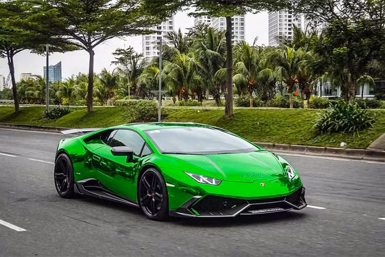Đây là chiếc siêu xe Lamborghini Huracan thứ 3 về Việt Nam cách đây 2 năm. Hiện chiếc xe thuộc sở hữu của thành viên Gia Lai Team tại Việt Nam. Mới đây, chiếc siêu xe này đã bất ngờ được chủ nhân thay cho "bộ cánh" mới xanh lá chrome đầy cá tính trước thềm năm mới 2018.
