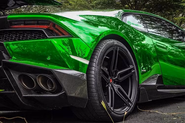 Về nguyên bản, siêu xe Lamborghini Huracan được thiết kế mềm mại và thanh thoát hơn so với đàn anh Aventador hay Gallardo. Kích thước dài, rộng, cao của xe lần lượt là 4.459 x 1.924 x 1.165 mm. Chiều dài cơ sở 2.620 mm và trọng lượng khô 1.422 kg.