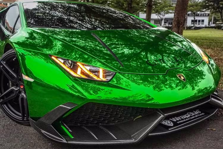 Được biết, siêu xe này từng qua tay đại gia siêu xe Cường Đô la sau đó được sang tên cho chủ mới với mức giá không được tiết lộ. Trước khi sang tên cho chủ mới, nó đã được trang bị bộ bodykit của hãng độ Mansory.