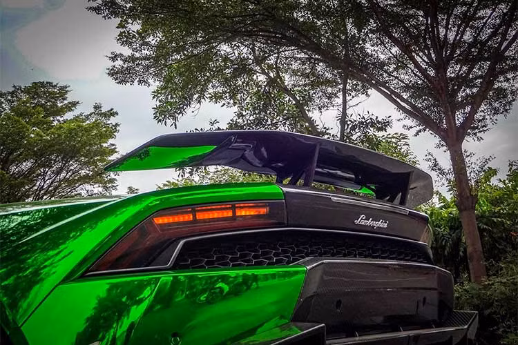 Được biết, trong số những chiếc Lamborghini Huracan xuất hiện tại thị trường Việt Nam trong thời gian qua, siêu xe này là 1 trong 3 chiếc có gói độ ngoại thất công phu nhất và cũng được người chơi làm mới nhiều nhất.