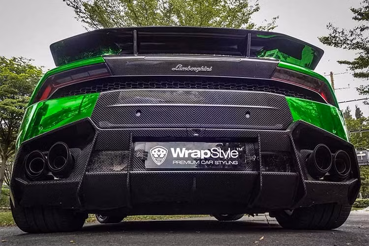 Phần đuôi xe với đèn hậu LED, hệ thống 4 ống xả chia đều hai bên phía sau đuôi xe. Đây có thể coi là siêu xe thực dụng nhất mà Lamborghini từng sản xuất. Xe hiện đang giữ vị trí bán chạy nhất của hãng "siêu bò tót".