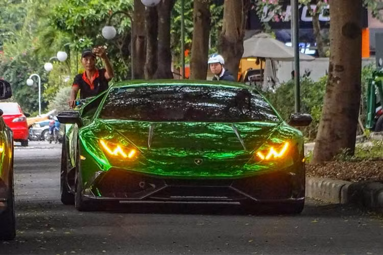 Tại thị trường Việt Nam, giá của một chiếc Lamborghini Huracan chính hãng thời điểm vào đầu năm 2016 (trước thuế TTĐB từ 31/7/2016) khoảng 14-16 tỷ đồng. Hiện tại mức giá mới của siêu xe này lên tới hơn 20 tỷ.