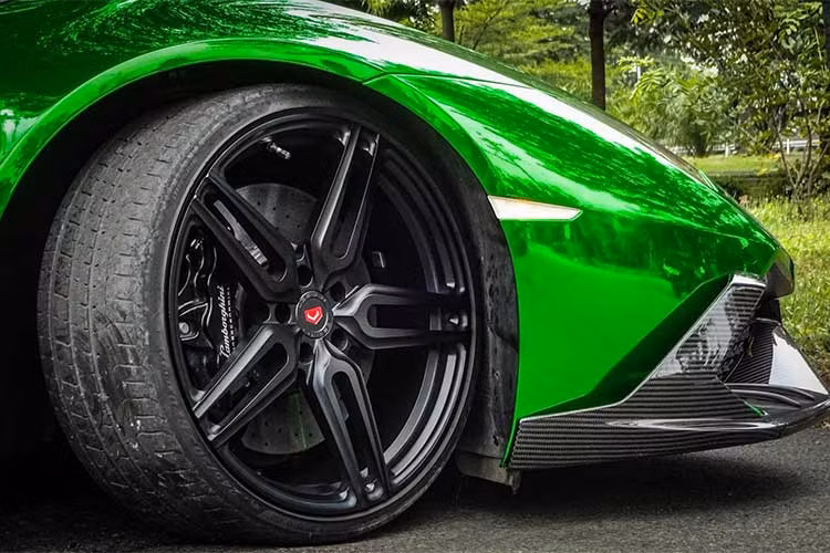 Bên hông của "siêu bò" này cũng được trang bị một cánh lướt gió được làm hoàn toàn từ chất liệu sợi carbon, ngoài ra thay cho bộ vành 5 chấu kép hình nan hoa nguyên bản là bộ la-zăng của hãng độ Vossen với kích thước 20 inch cho bánh trước và bánh sau là 21 inch.