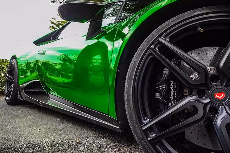 Ngoài việc sở hữu "đồ chơi và bộ cánh" xanh lá chrome nổi bật độc nhất vô nhị chiếc xe còn mang biển số "lộc phát 688.88 cực đẹp. Theo nhiều nguồn tin thì đây từng là chiếc xe của thiếu gia đình đám nhà Novaland.