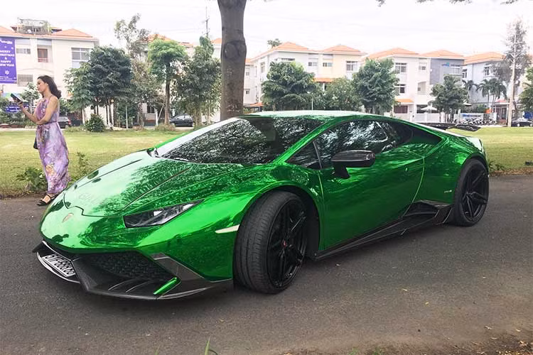 Với màu xanh lá chrome cực kì tươi trẻ này, chiếc siêu xe nhà Lamborghini như nhuộm xanh cả một góc phố và ‘bảo đảm’ luôn là kẻ nổi bật nhất khi xuất hiện bất kì nơi đâu. Chưa hết, chiếc Huracan còn được bổ sung cánh gió Novitec chính hiệu thời trang và ấn tượng hơn.