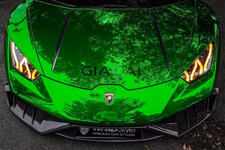 Trong đó điểm nhấn ngoại thất nổi bật chính là các chi tiết như cánh lướt gió phía trước và bên hông, vỏ gương, nắp khoang động cơ hay cản va sau được sử dụng chất liệu sợi carbon siêu nhẹ làm thiết kế.