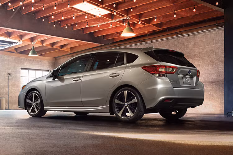 Về thiết kế, tổng thể của xe vẫn khá gần so với thế hệ cũ nhưng những đường nét trên thân của Impreza mới khiến chiếc xe trở nên hấp dẫn hơn. Dù trông có vẻ gọn gàng hơn nhưng trên thực tế, Impreza thế hệ mới dài hơn 41 mm, rộng hơn 38 mm và có khoảng cách giữa hai bánh xe lớn hơn 2,5 cm. Mặc dù vậy, chiều cao của chiếc xe lại giảm đi tới 10 mm.