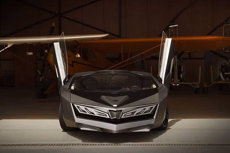 Điểm nhấn của siêu xe này là thiết kế sắc sảo ở đầu xe với lưới tản nhiệt nhô ra phía trước. Toàn bộ thân xe cũng sở hữu các đường gân và đường rãnh táo bạo mang tính khí động học cao.