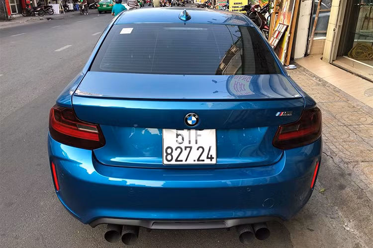 Việc tậu thêm chiếc BMW M2 đã giúp bộ sưau tập xe của Cường Đô la trở nên phong phú hơn, hiện doanh nhân 8X này đang sở hữu đến 3 chiếc siêu xe của các thương hiệu khác nhau như Porsche 911 GT3 RS màu cam, McLaren 650S Spider xanh dương và Ferrari 488 GTB màu xám.