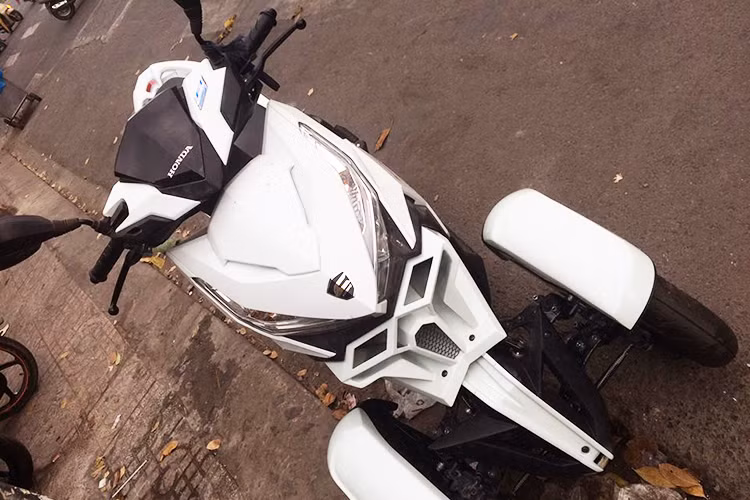 Khối động cơ của xe Click 125i có hệ thống phun xăng điện tử PGM-FI, sản sinh công suất cực đại 10,85 mã lực tại 8.500 vòng/phút và mô-men xoắn 9,81 Nm tại 5.000 vòng/phút. Mức tiêu thụ nhiên liệu của xe được hãng xe máy Honda đo trong điều kiện tiêu chuẩn là 1,9 lít/ 100 km.