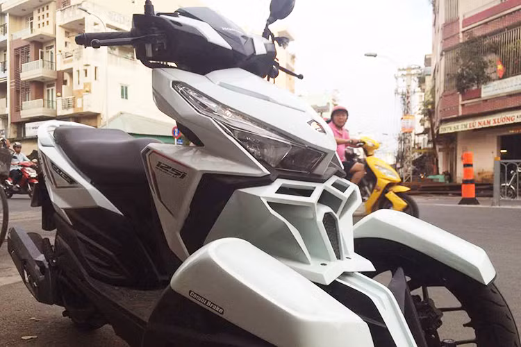 Một người chơi xe tại Sài Gòn đã độ lại chiếc xe Click 125i thành phiên bản ba bánh, với hai bánh đặt ở phía trước giống với kiểu dáng xe Can-Am. Toàn bộ cơ cấu đánh lái phía dưới bánh xe được làm lại hoàn toàn. Phần nhựa đầu xe được đẽo gọt khá hầm hố, trông như một chú rô bốt trong "siêu phẩm" Transformers.