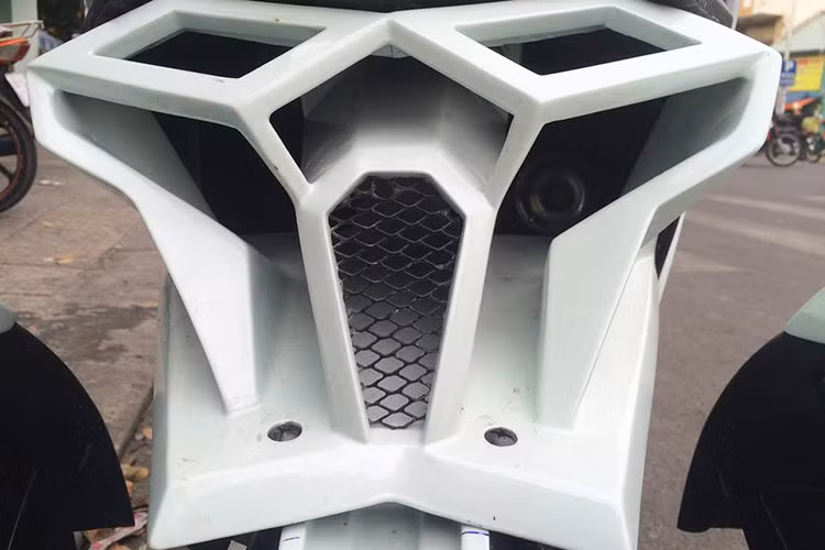 Các chi tiết còn lại trên xe Honda Click 125i vẫn giữ nguyên, bao gồm bộ đèn LED hoàn toàn cho đến động cơ 125 phân khối cùng công nghệ eSP. Bên cạnh đó, xe cũng có các công nghệ tương tự như Air Blade 125 như ngắt động cơ tự động (Idling Stop) và phanh kết hợp (Combi Brake).