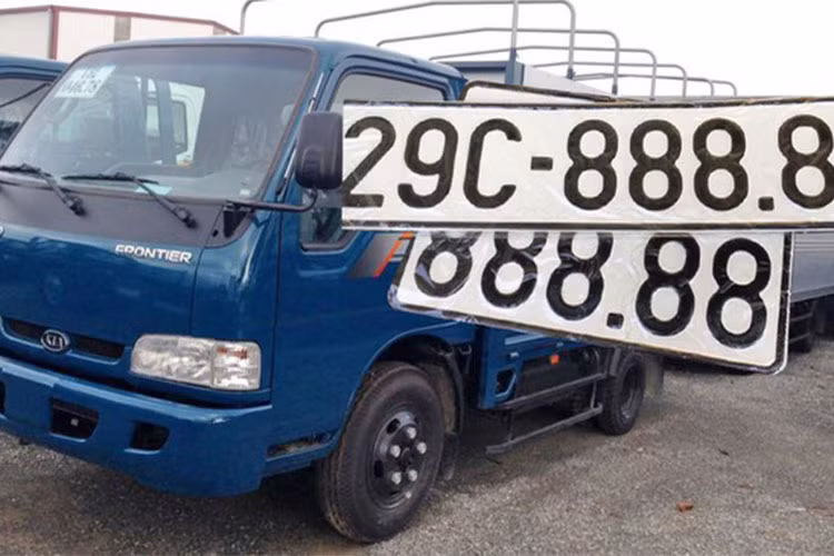 Tuần trước, một chiếc xe tải tại Hà Nội cũng đã thu hút sự chú của nhiều người khi bấm ngẫu nhiên được biển số 29C-888.88 “toàn phát” rất đẹp. Hay trước đó, vào cuối năm 2017, chủ nhân chiếc Toyota Vios khiến cộng động mạng xôn xao khi bấm ngẫu nhiên được biển số ngũ quý 9.