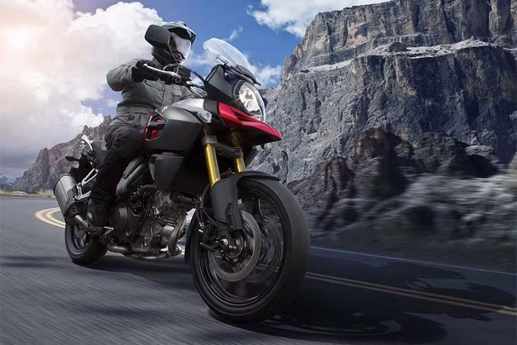 Toàn bộ các đèn báo hiệu sau của V-Strom đều sử dụng công nghệ LED, tăng khả năng phát hiện cho những xe đi phía sau. Bình xăng dung tích 20L, kính chắn gió có thể điều chỉnh được độ gần xa và cao thấp, phuộc trước và sau có thể điều chỉnh cấp độ tuỳ theo điều kiện đường sá, có ổ cắm điện 12V bố trí ngay giữa tay lái,… 