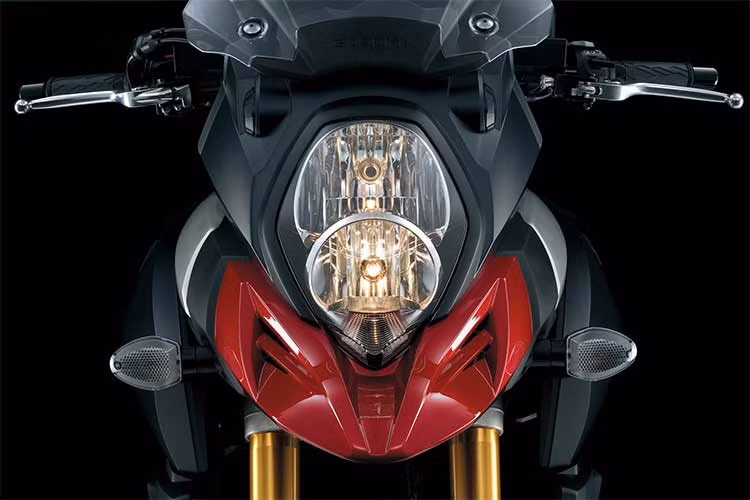 So với các đối thủ tới từ châu Âu, Suzuki V-Strom 1000 ABS 2018 có thiết kế giản dị hơn dù vẫn rất mạnh mẽ và độc đáo, Phần trước của xe được cấu thành từ một đèn pha lớn đặt dọc, ngay phía dưới là chắn bùn dạng "mỏ" tương tự như "đối thủ" đến từ Ý, Ducati Multistrada.