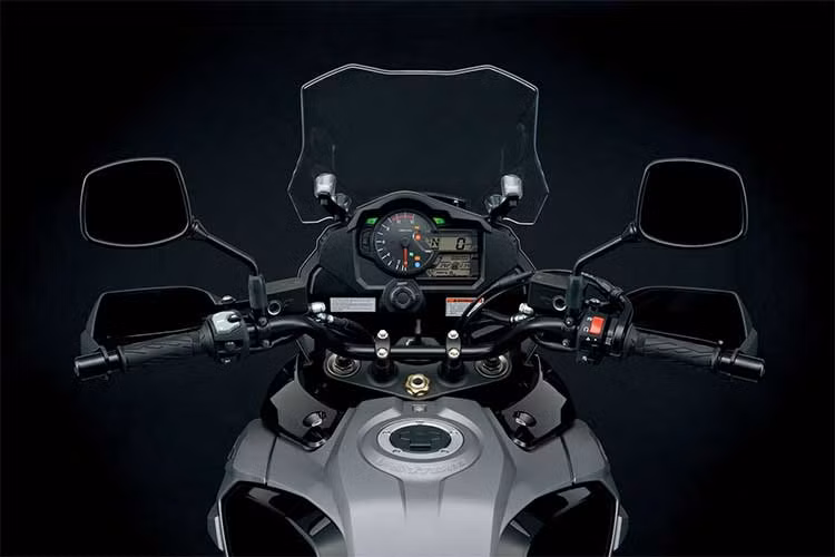 Xe sở hữ tay lái cao, rông - mặt đồng hồ thể thao kết hợp màn hình LCD. Ngoài ra, nằm trong phân khúc adventure cỡ lớn nên chiếc xe cũng được trang bị nhiều hệ thống hỗ trợ người lái, bao gồm ly hợp trượt chống khóa bánh khi dồn số gấp và hệ thống điều khiển lực kéo 3 chế độ.