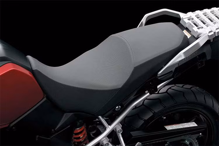 Giống như nhiều chiếc xe thuộc phân khúc adventure khác, V-Strom cũng sở hữu tuỳ chọn là một cặp thùng chứa đồ bằng nhựa cho những chuyến đi dài ở hai bên thân xe. Yên xe được bọc vải 2 tông màu và có yên cho người lái võng hẳn xuống, tạo tư thế ngồi thoải mái khi đi đường dài.