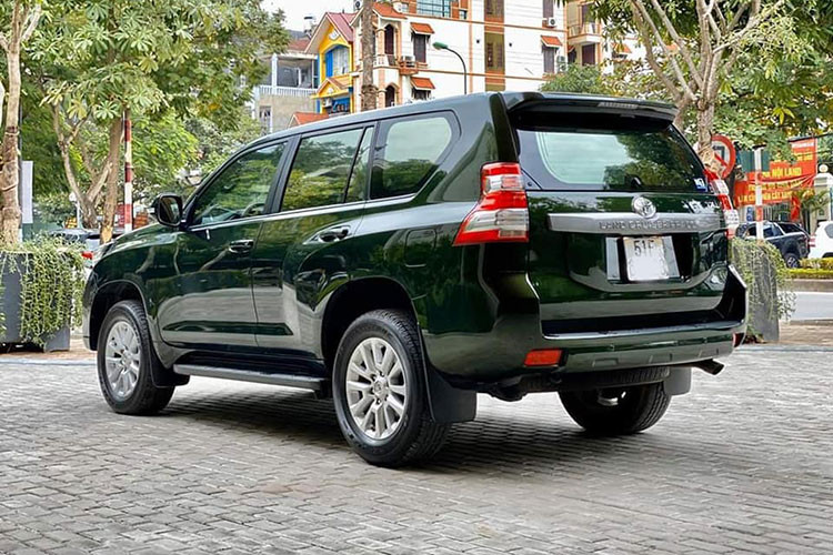 Tại thời điểm ra mắt vào cuối năm 2015, giá xe Toyota Land Cruiser Prado TXL được niêm yết 2,192 tỷ đồng. Sau khoảng 2 năm sử dụng và đi được khoảng 30.000 km, Toyota Cruiser Prado đời cũ này hiện đang được chào bán với giá 1,88 tỷ đồng. Trong tình cảnh cuối năm như hiện nay, mức giá này tạm chấp nhận được.