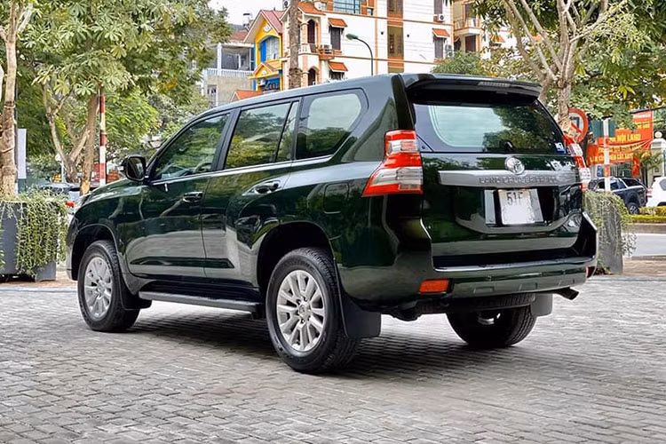 Tại thời điểm ra mắt vào cuối năm 2015, giá xe Toyota Land Cruiser Prado TXL được niêm yết 2,192 tỷ đồng. Sau khoảng 2 năm sử dụng và đi được khoảng 30.000 km, Toyota Cruiser Prado đời cũ này hiện đang được chào bán với giá 1,88 tỷ đồng. Trong tình cảnh cuối năm như hiện nay, mức giá này tạm chấp nhận được.