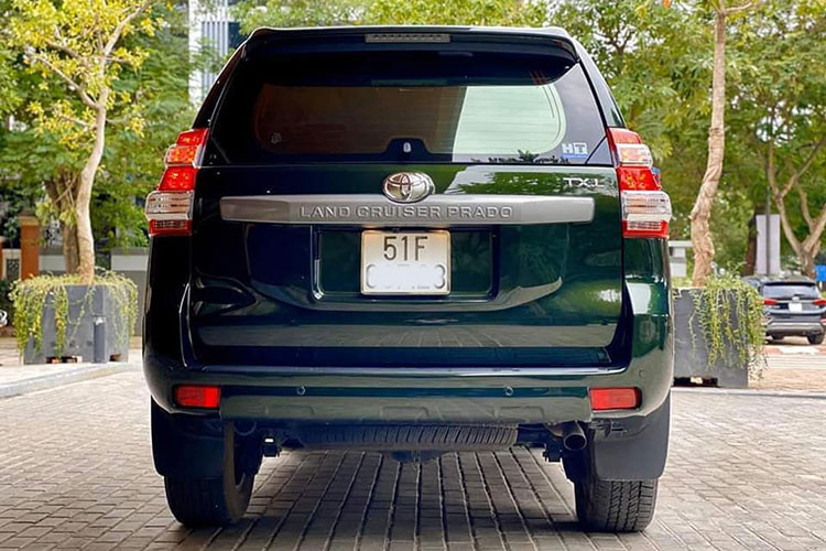 Các trang bị ngoại thất vẫn trong tình trạng sử dụng tốt như cụm gương chiếu hậu chỉnh điện, gập điện tích hợp đèn báo rẽ, đèn hậu và đèn phanh thứ ba dạng LED tích hợp trên cánh lướt gió phía sau vẫn cho khả năng chiếu sáng tốt. La-zăng vẫn là loại hợp kim nhôm nguyên bản 6 chấu kép, kích thước 18-inch mạnh mẽ.