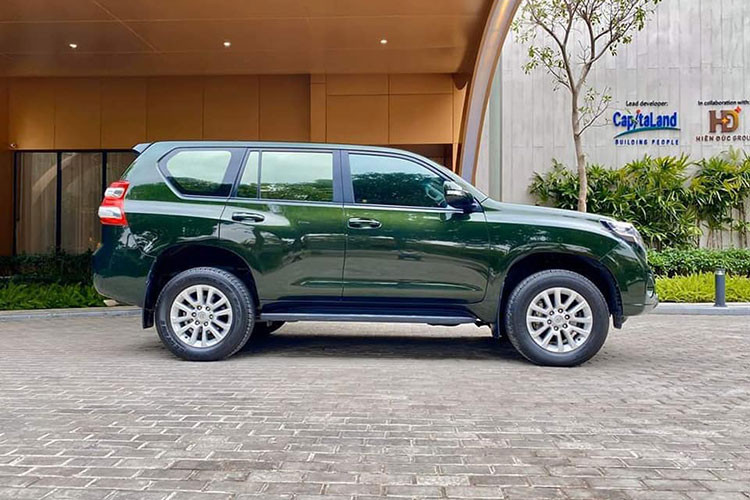 Kích thước tổng thể của mẫu SUV 7 chỗ cỡ lớn của Toyota khá gọn gàng, chỉ nhỉn hơn mẫu Fortuner một chút với thông số dài x rộng x cao lần lượt 4.780 x 1.885 x 1.845 mm. So với phiên bản đời cũ hơn, Toyota Land Cruiser Prado TXL 2016 chỉ được thay đổi một số chi tiết ngoại thất.